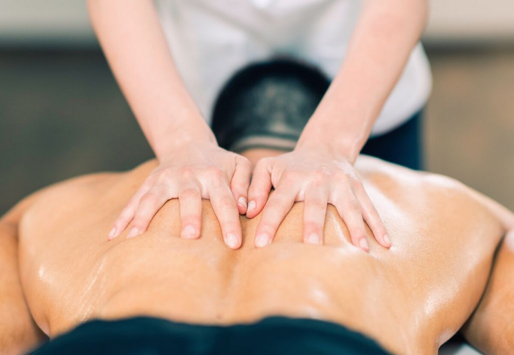Beneficios del masaje con piedras calientes Beneficios del masaje con piedras calientes